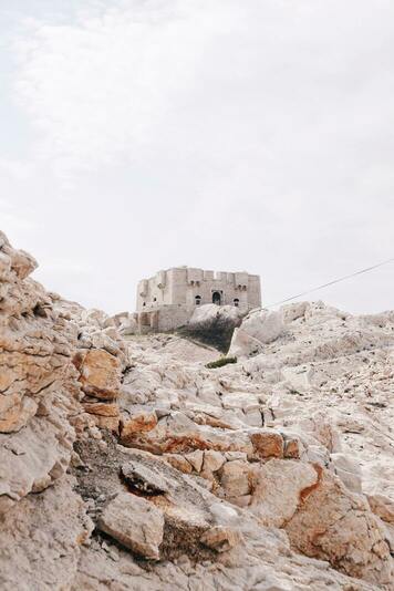 la photo d'un fort en haut de rochers