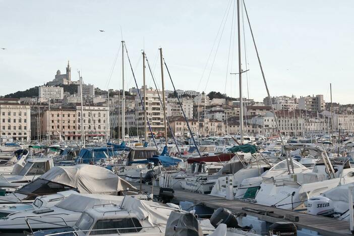 photo d'un port avec des bateaux